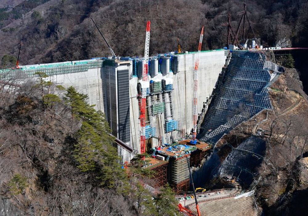 ダムの建設現場