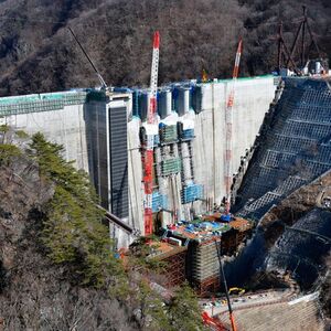 ダムの建設現場
